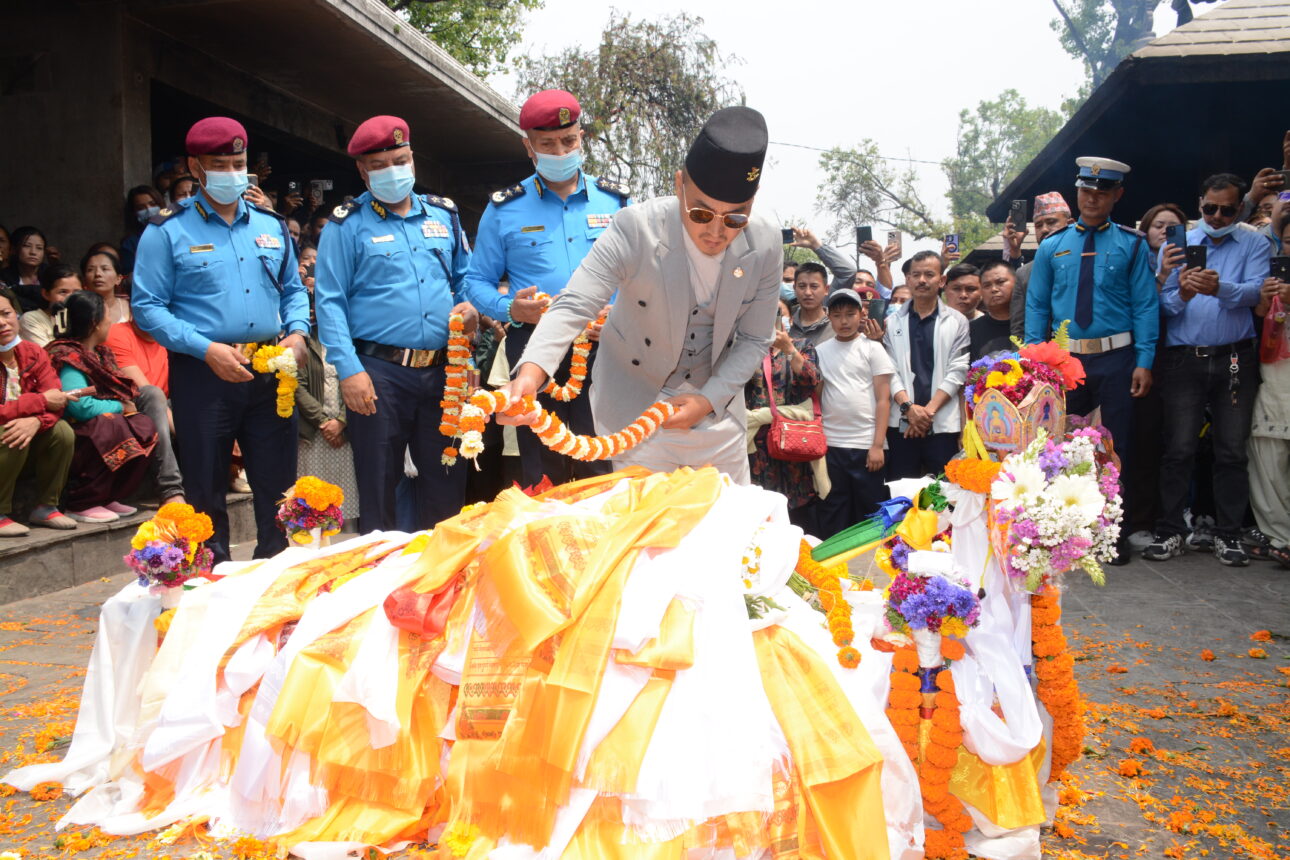 ट्राफिक प्रहरी इन्स्पेक्टर अभय लामाको स्वयम्भूमा अन्त्येष्टि, गृहमन्त्रीले बोके शव