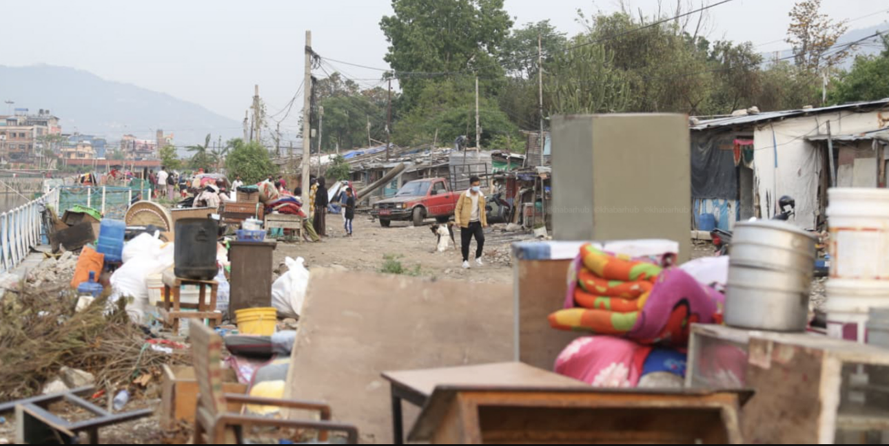 थापाथली सुकुमवासी बस्तीमा हटाउने अभियान, सामान सार्न प्रहरीको सहयोग