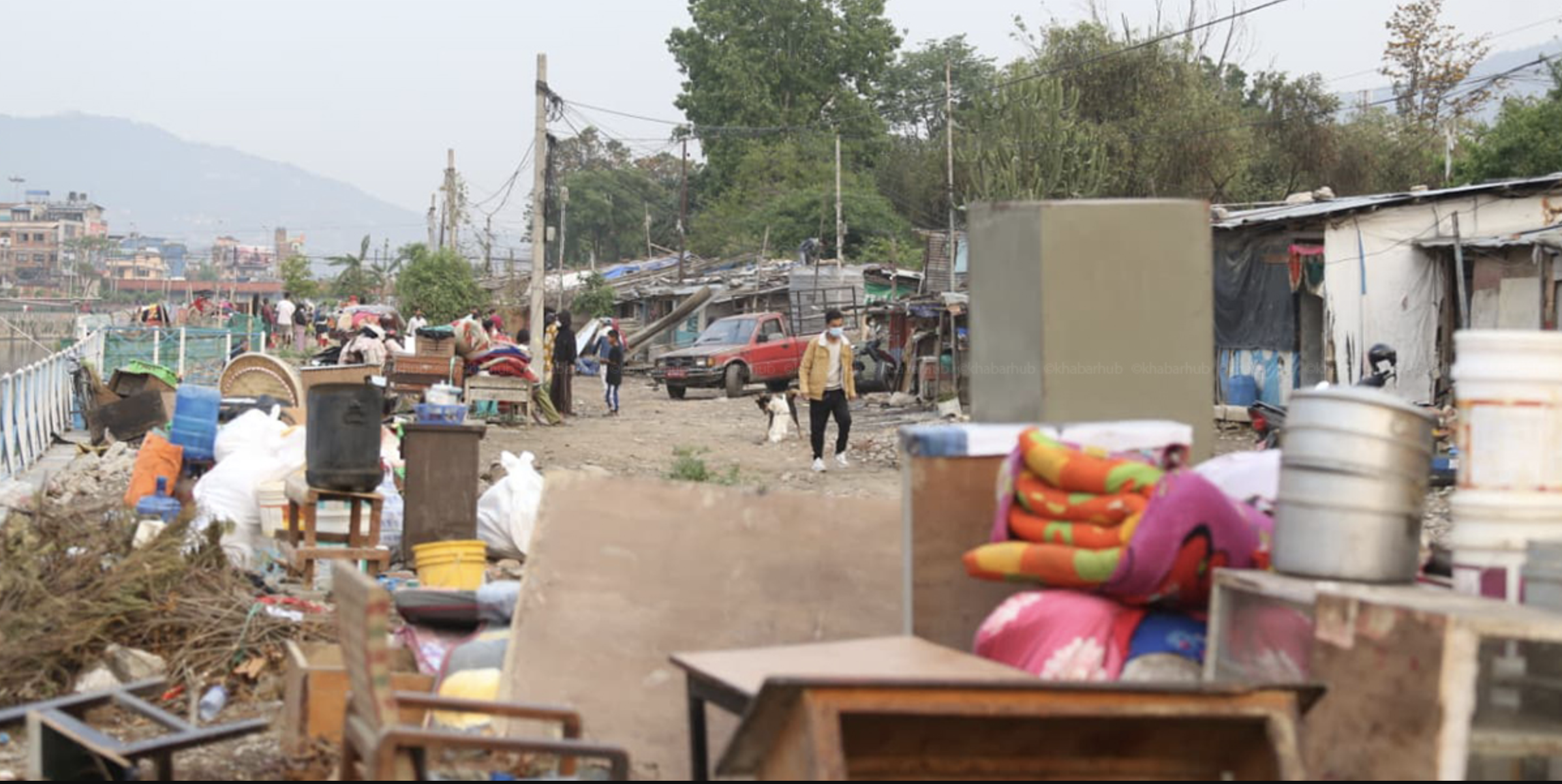 थापाथली सुकुमवासी बस्तीमा हटाउने अभियान, सामान सार्न प्रहरीको सहयोग