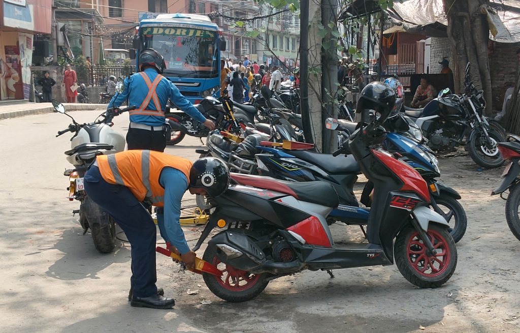 काठमाडौँ उपत्यकामा २४ घण्टामा २,७२२ चालक कारबाही, २७ लाखभन्दा बढी राजस्व संकलन