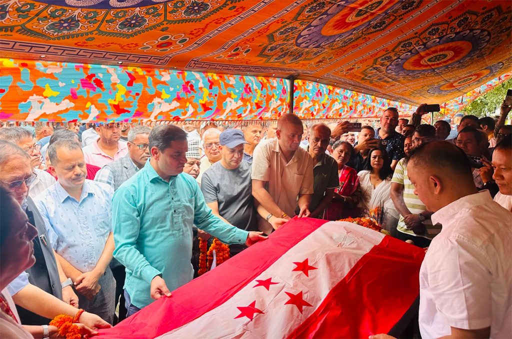 राजेन्द्र खरेलप्रति कांग्रेस नेताहरूको श्रद्धाञ्जली, गगन थापाद्वारा पार्टीको झन्डा ओढाइयो