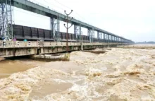 महाकालीमा पानीको बहाव बढेपछि शारदा ब्यारेजमा चारपाङ्ग्रे सवारी सञ्चालन रोक