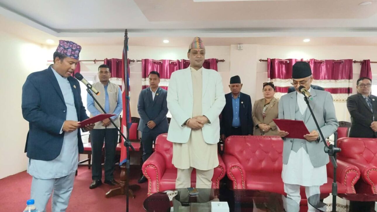 बागमतीका नवनियुक्त भौतिक पूर्वाधारमन्त्री बज्राचार्यले लिए शपथ