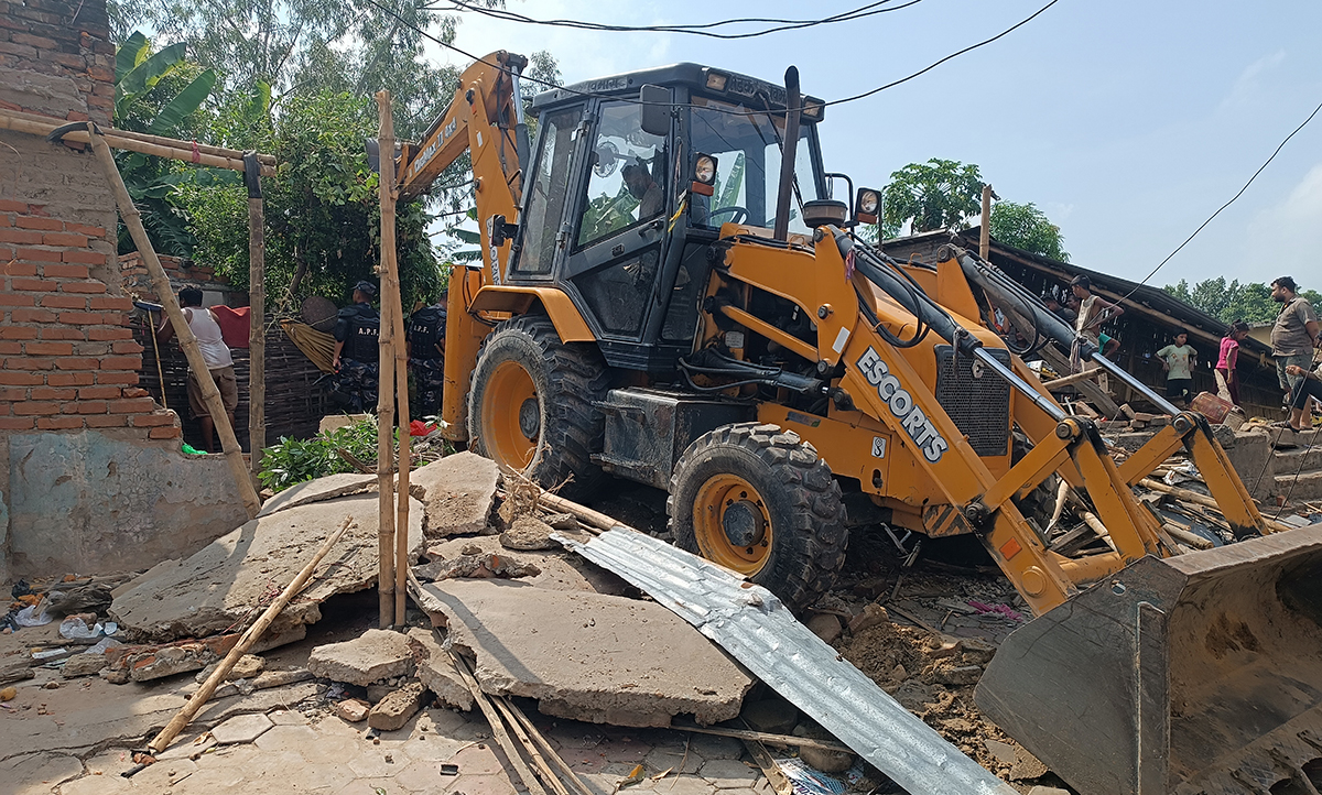 जनकपुरधाममा गुठीको अतिक्रमित जग्गा खाली गराउन डोजर चलाइँदै