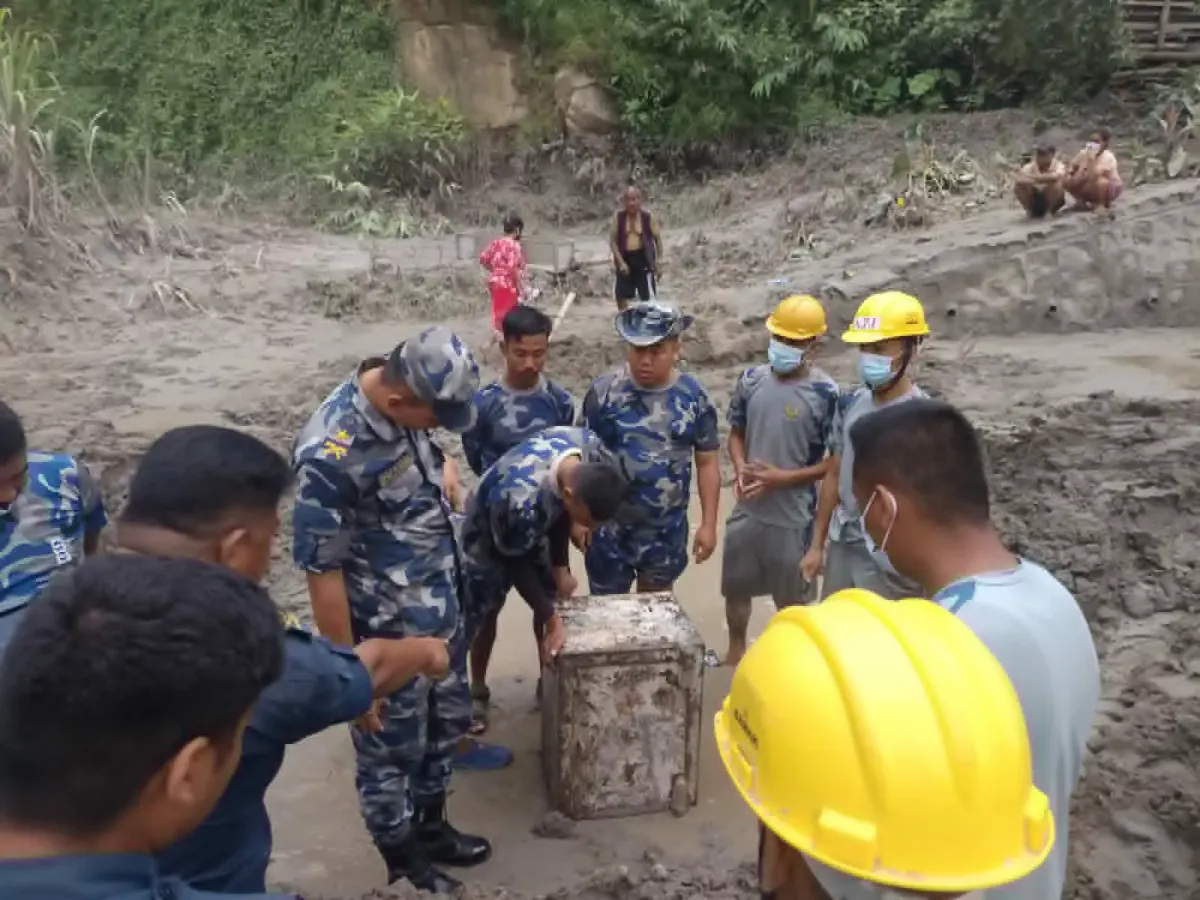 बाढीपछि माटोमा पुरिएको लकर फेला, प्रहरीको जिम्मा