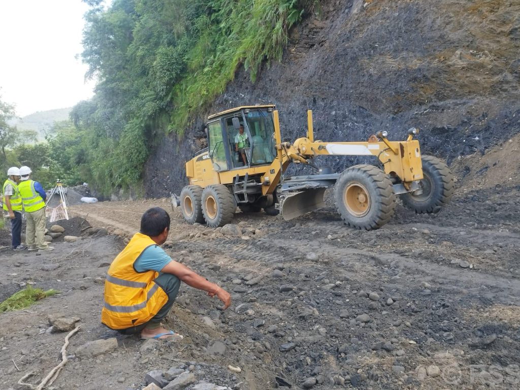 कृष्णभीरमा नयाँ ट्र्याकमा ग्राभेल हाल्न थालियो, सडक खुलाउने तयारी तीव्र
