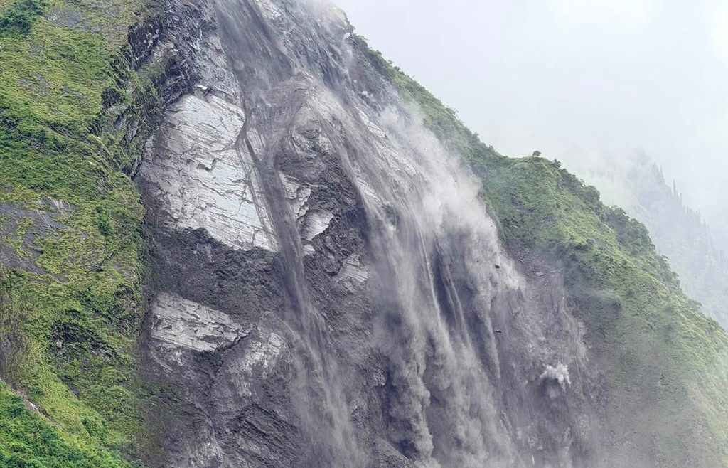 दार्चुलामा पहिरोले चौलानी नदी आधा थुनियो, तटीय क्षेत्रमा उच्च सतर्कता अपनाउन आग्रह