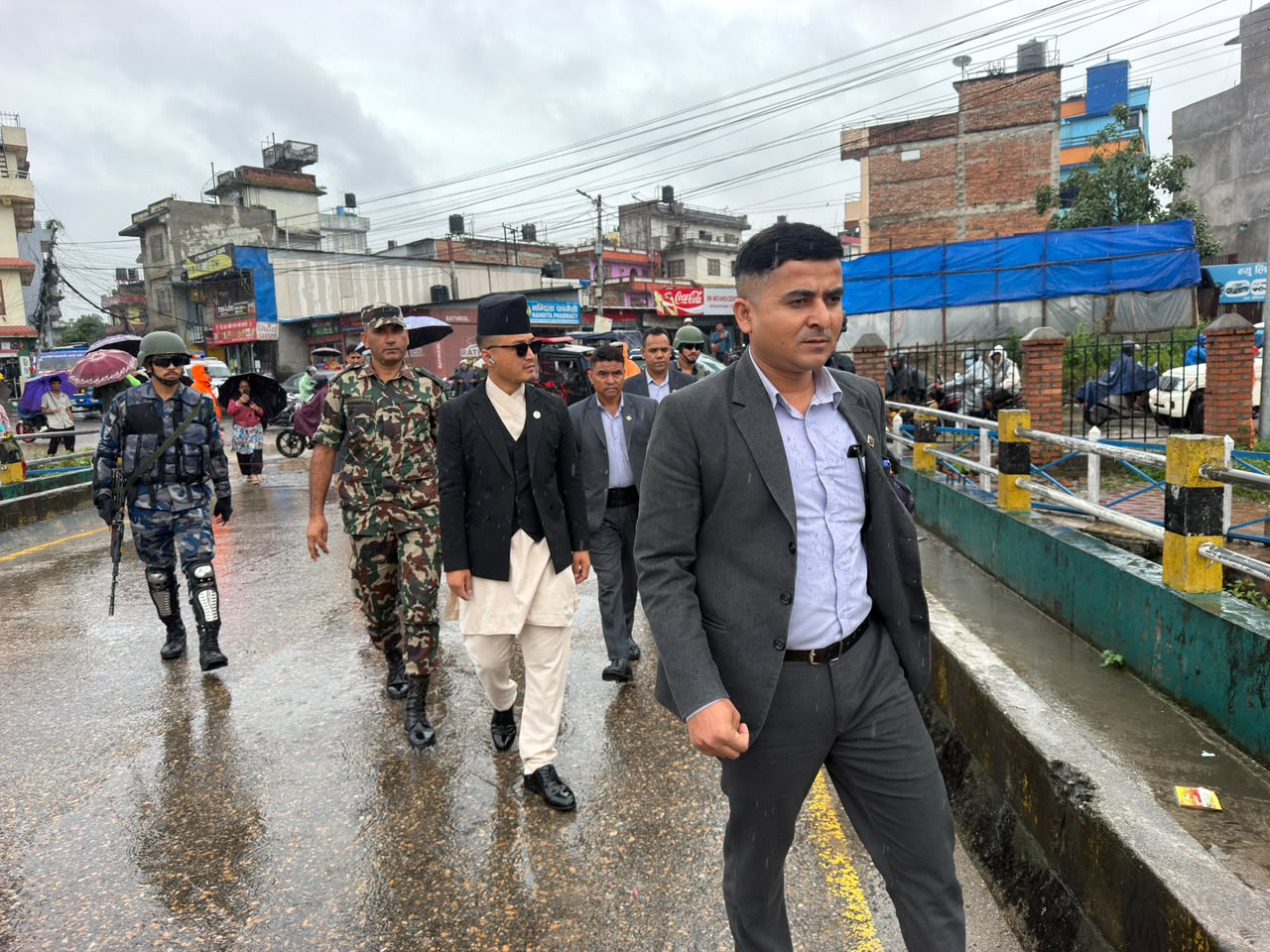 च्यासलमा मनोहरा खोलाको बहाव बढेपछि गृहमन्त्री गुरुङद्वारा स्थलगत निरीक्षण