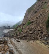 अरनिको राजमार्गमा सवारी आवागमन रोकियो