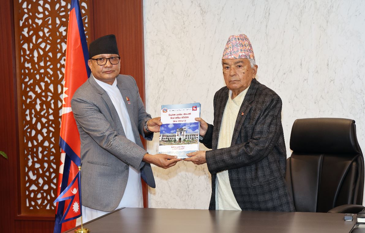 राष्ट्रपति पौडेलसमक्ष निर्वाचन आयोगको वार्षिक प्रतिवेदन पेश
