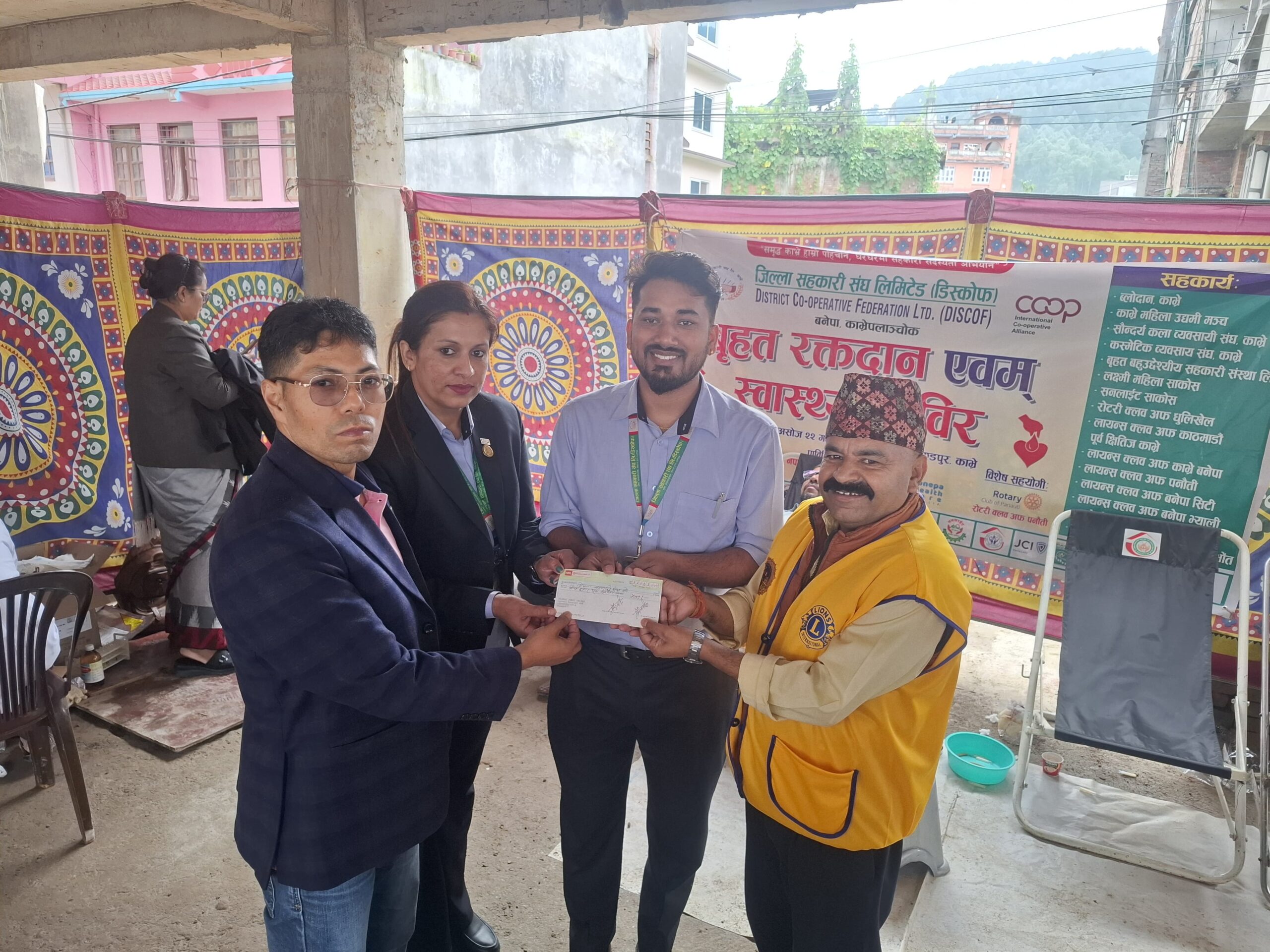 ९३औं पटक रक्तदान गर्ने रक्तदाता प्रल्हाद शर्मा हुमागाईले गरे ५ हजार १ रुपैया नगद सहयोग